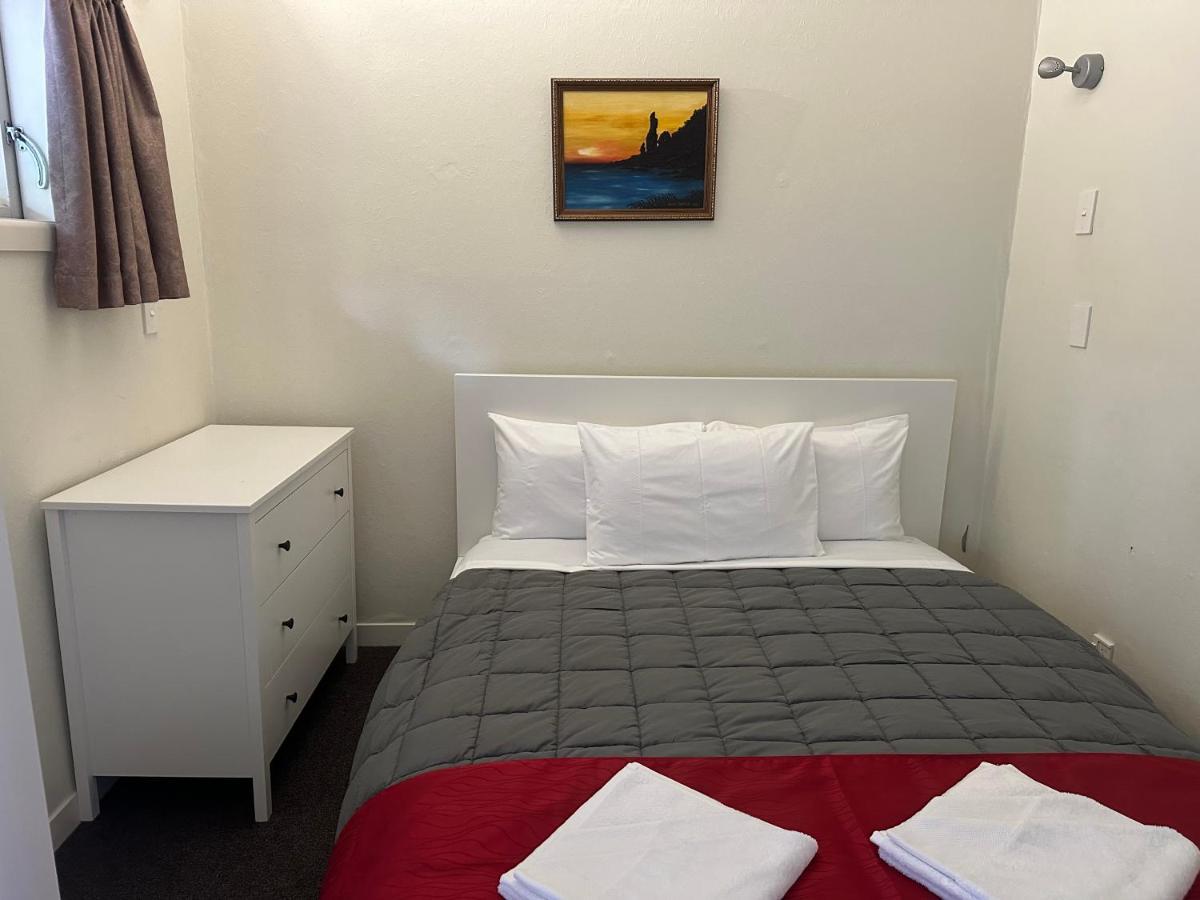 Touchwood Motor Inn & Inner City Camping Ground Окленд Экстерьер фото