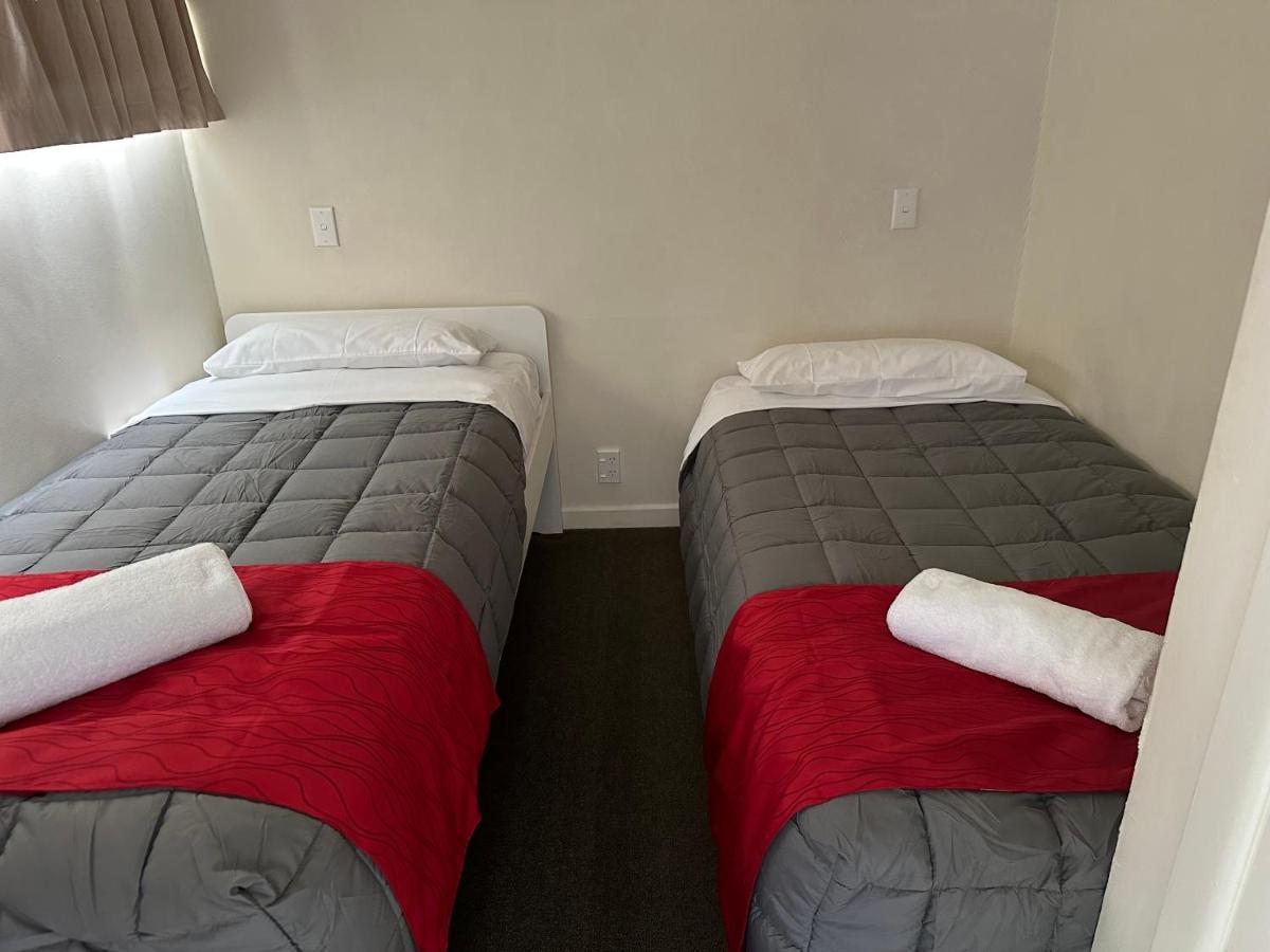 Touchwood Motor Inn & Inner City Camping Ground Окленд Экстерьер фото
